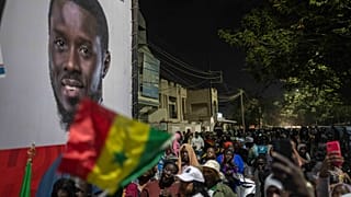 Simpatizantes del candidato Bassirou Diomaye Faye se reúnen frente a su sede de campaña mientras esperan los resultados de las elecciones presidenciales, en Dakar, Senegal.
