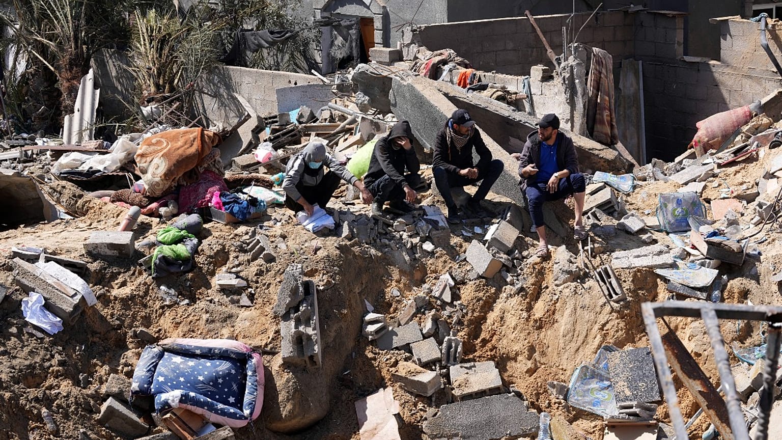 منزل عائلة فلسطينية مدمر في دير البلح. 2024/03/07