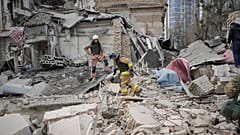 Efectivos de los cuerpos de protección civil inspeccionan los daños tras un ataque aéreo ruso en Kiev, Ucrania, el lunes 25 de marzo de 2024.