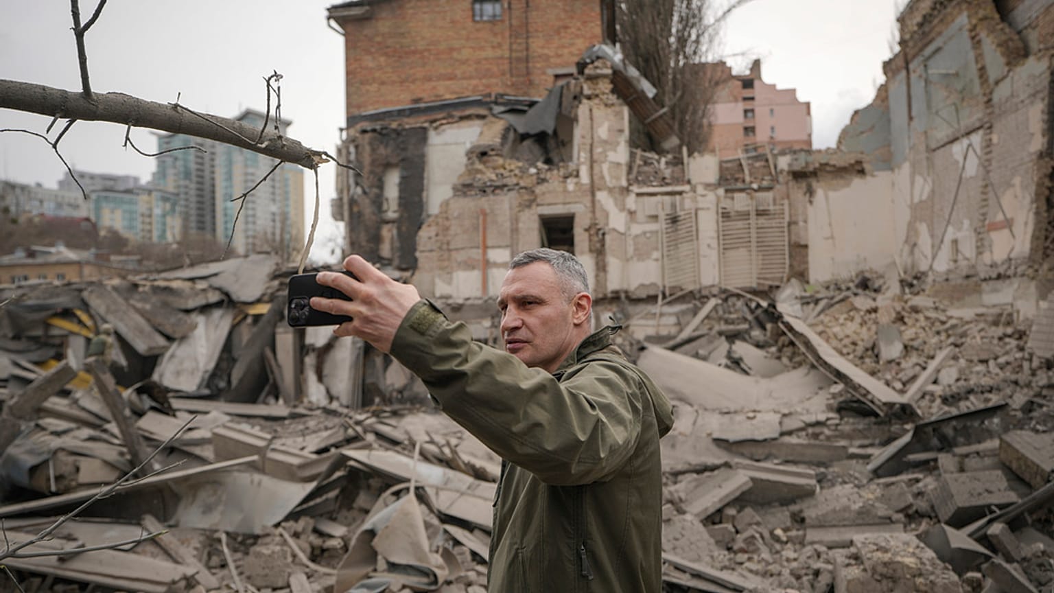 Der Kiewer Bürgermeister Vitali Klitschko am Ort des russischen Angriffs auf den Bezirk Pechersk in Kiew, Ukraine, Montag, 25. März 2024.