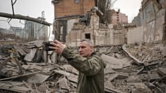Der Kiewer Bürgermeister Vitali Klitschko am Ort des russischen Angriffs auf den Bezirk Pechersk in Kiew, Ukraine, Montag, 25. März 2024.