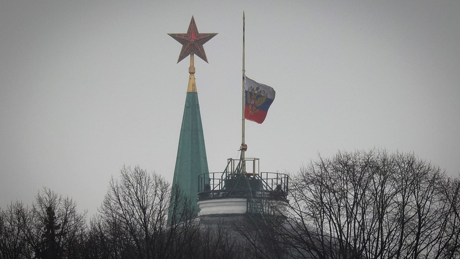 Bandiera russa a mezz'asta per la giornata di lutto nazionale del 24 marzo 2024