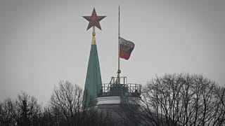 Bandiera russa a mezz'asta per la giornata di lutto nazionale del 24 marzo 2024