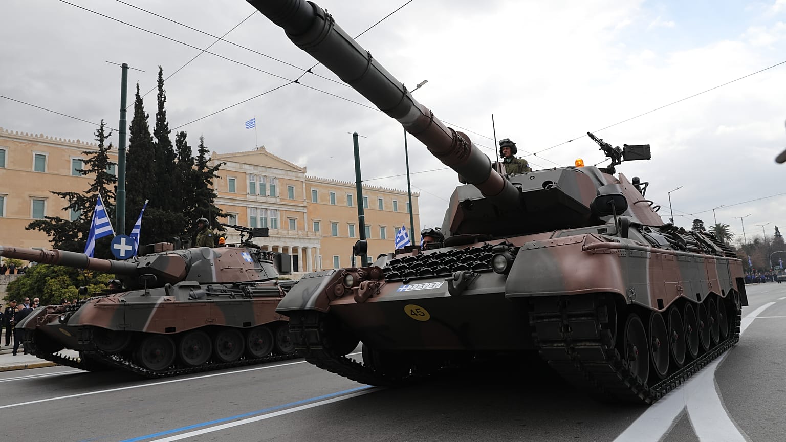 	Στρατιωτικά αγήματα παρελαύνουν μπροστά από τη Βουλή, κατά τη διάρκεια της στρατιωτικής παρέλασης για τον εορτασμό της εθνικής επετείου της 25ης Μαρτίου 1821