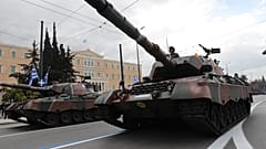 	Στρατιωτικά αγήματα παρελαύνουν μπροστά από τη Βουλή, κατά τη διάρκεια της στρατιωτικής παρέλασης για τον εορτασμό της εθνικής επετείου της 25ης Μαρτίου 1821