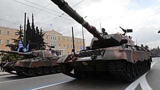 	Στρατιωτικά αγήματα παρελαύνουν μπροστά από τη Βουλή, κατά τη διάρκεια της στρατιωτικής παρέλασης για τον εορτασμό της εθνικής επετείου της 25ης Μαρτίου 1821