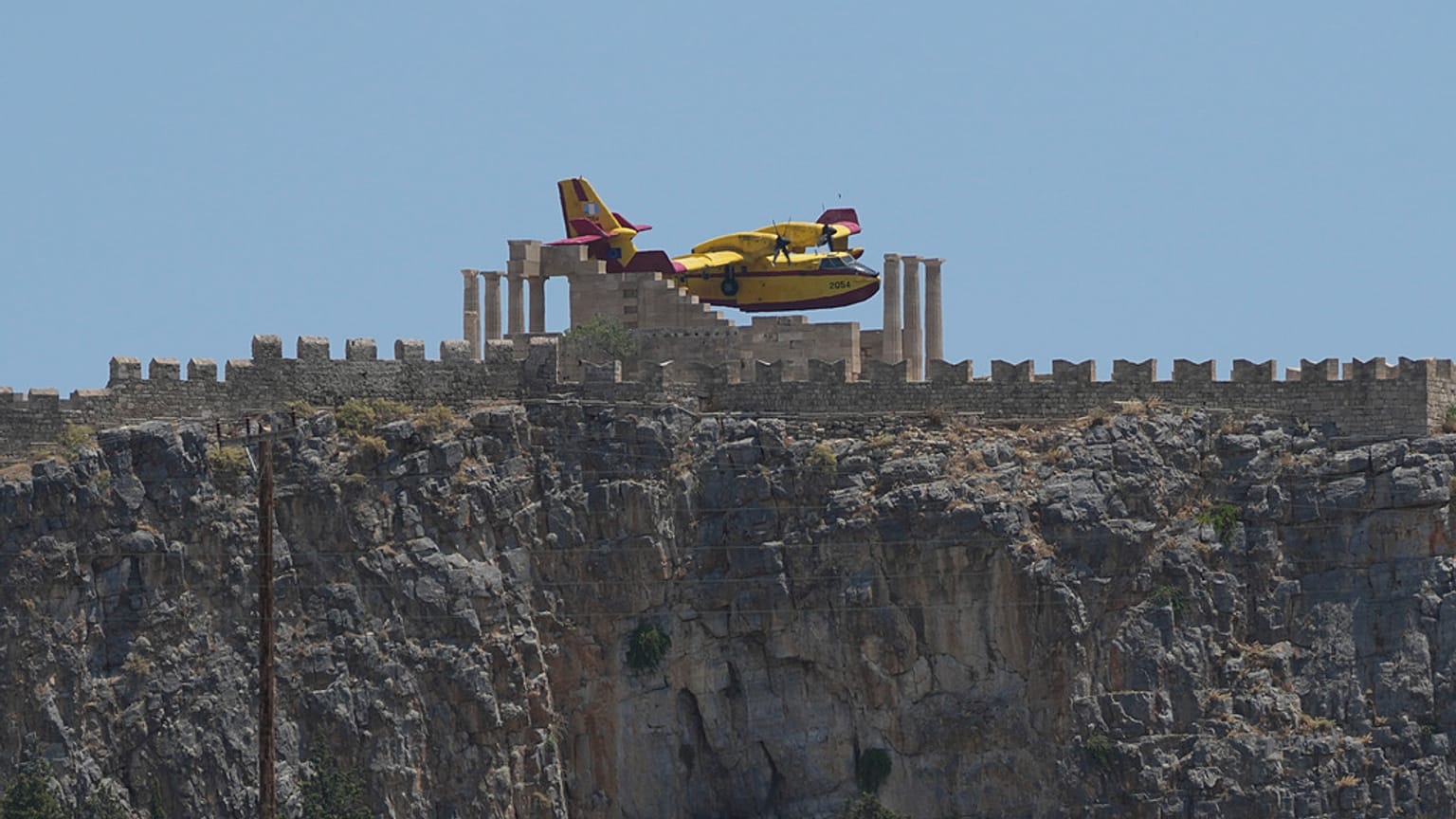Πυροσβεστικό αεροσκάφος Canadair επιχειρεί στην πυρκαγιά της Ρόδου το καλοκαίρι του 2023