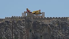 Πυροσβεστικό αεροσκάφος Canadair επιχειρεί στην πυρκαγιά της Ρόδου το καλοκαίρι του 2023