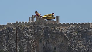 Πυροσβεστικό αεροσκάφος Canadair επιχειρεί στην πυρκαγιά της Ρόδου το καλοκαίρι του 2023
