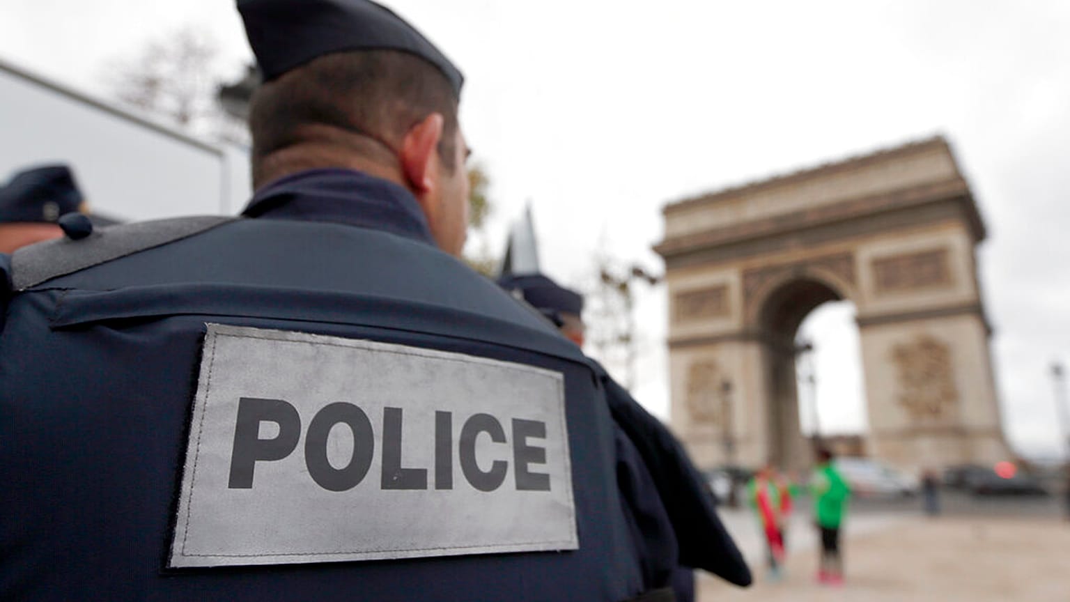 Polis güçleri, 17 Kasım 2015, Salı günü Paris'in simgesi Zafer Takı'nın yakınında devriye geziyor. 
