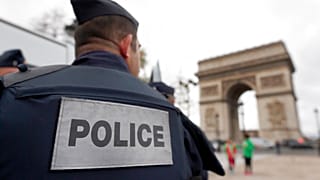 Polis güçleri, 17 Kasım 2015, Salı günü Paris'in simgesi Zafer Takı'nın yakınında devriye geziyor. 