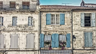 Maisons mitoyennes peintes aux couleurs pastel à Arles, France