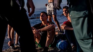 Des migrants entourés par la garde civile espagnole.