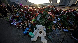 Цветы и игрушки перед "Крокус Сити Холлом". Красногорск, Московская область, 25 марта 2024.