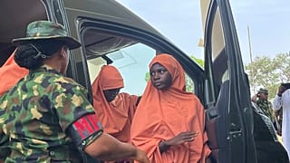 Kuriga'daki LEA İlk ve Ortaokulu'ndan kaçırıldıktan sonra kurtarılann öğrenciler Kaduna'daki hükümet konağına ulaştı