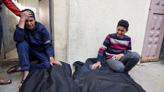 غزة أمام مشرحة مستشفى الأقصى في دير البلح
