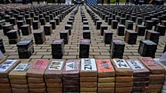 Imagen de parte de un alijo de droga compuesto por 11 toneladas de cocaína, en el patio de una comisaría de Policía en Madrid, España, el martes 12 de diciembre de 2023.