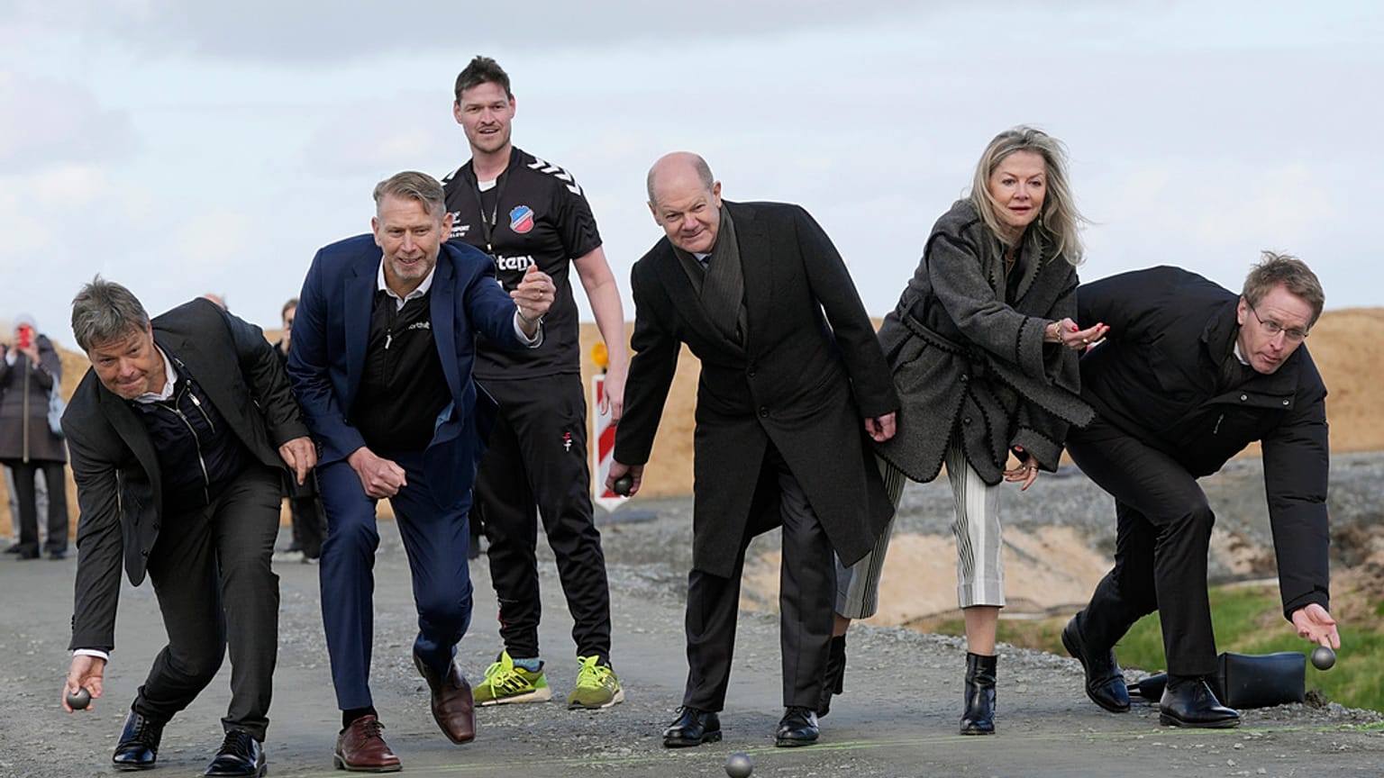 El canciller alemán Olaf Scholz, en el centro de la imagen, en el acto de inauguración de las obras para la construcción de una fábrica de Northvolt en Alemania.