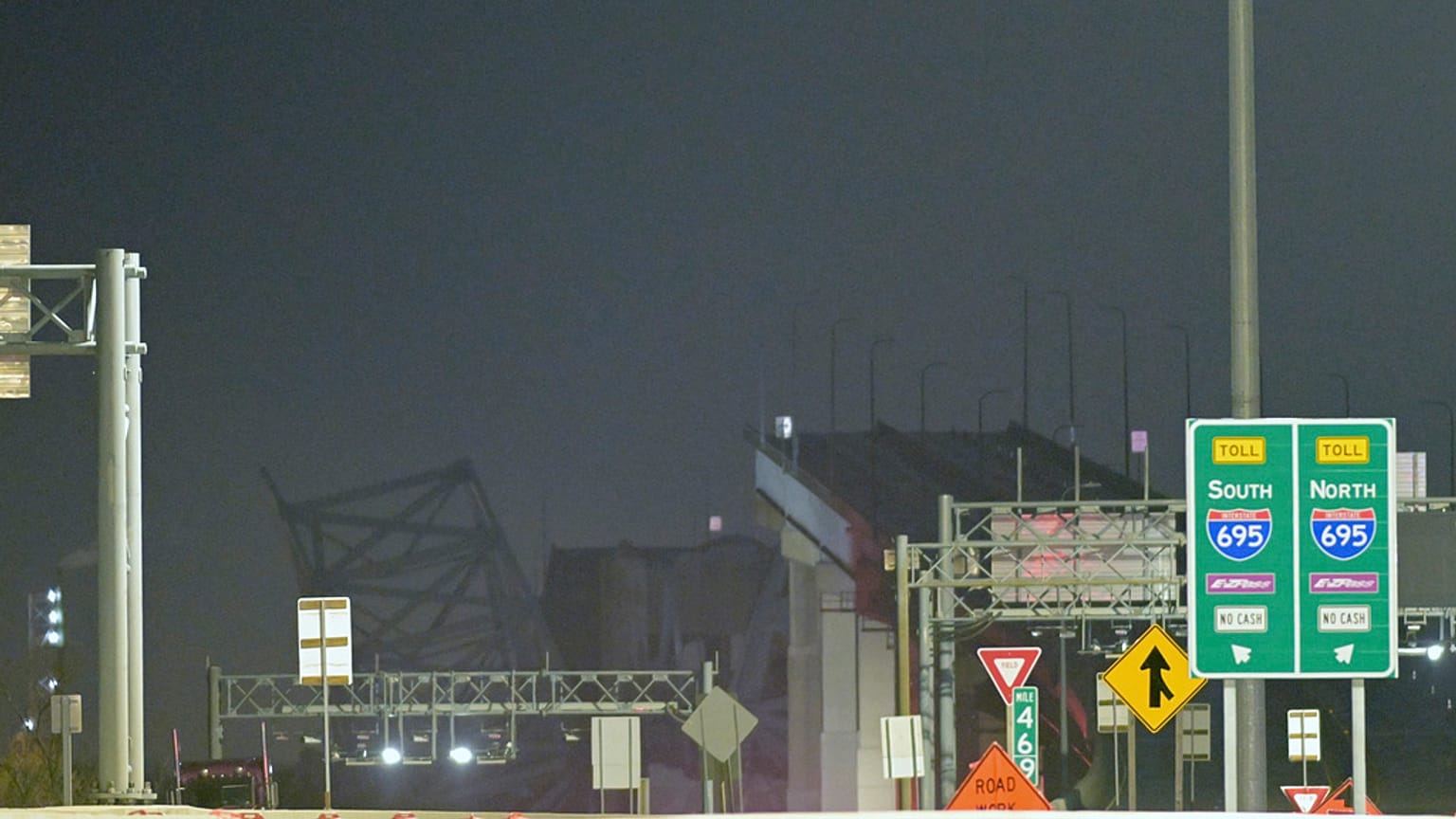 Teile der Francis-Scott-Key-Brücke stehen noch, nachdem ein Containerschiff am Dienstag, 26. März 2024, in Baltimore mit einer Stütze kollidiert ist. 