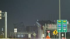 Teile der Francis-Scott-Key-Brücke stehen noch, nachdem ein Containerschiff am Dienstag, 26. März 2024, in Baltimore mit einer Stütze kollidiert ist. 