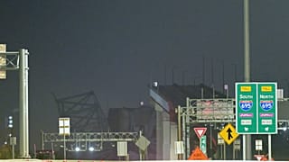 Partes del puente Francis Scott Key permanecen después de que un buque portacontenedores chocó con un soporte el martes 26 de marzo de 2024 en Baltimore.