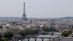 Paris'te Seine Nehri boyunca uzanan Eyfel Kulesi'nden bir görünüm, 22 Ağustos 2013, Cuma.