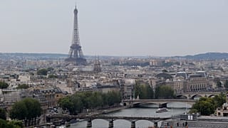 Paris'te Seine Nehri boyunca uzanan Eyfel Kulesi'nden bir görünüm, 22 Ağustos 2013, Cuma. (AP Fotoğrafı/Michel Euler)