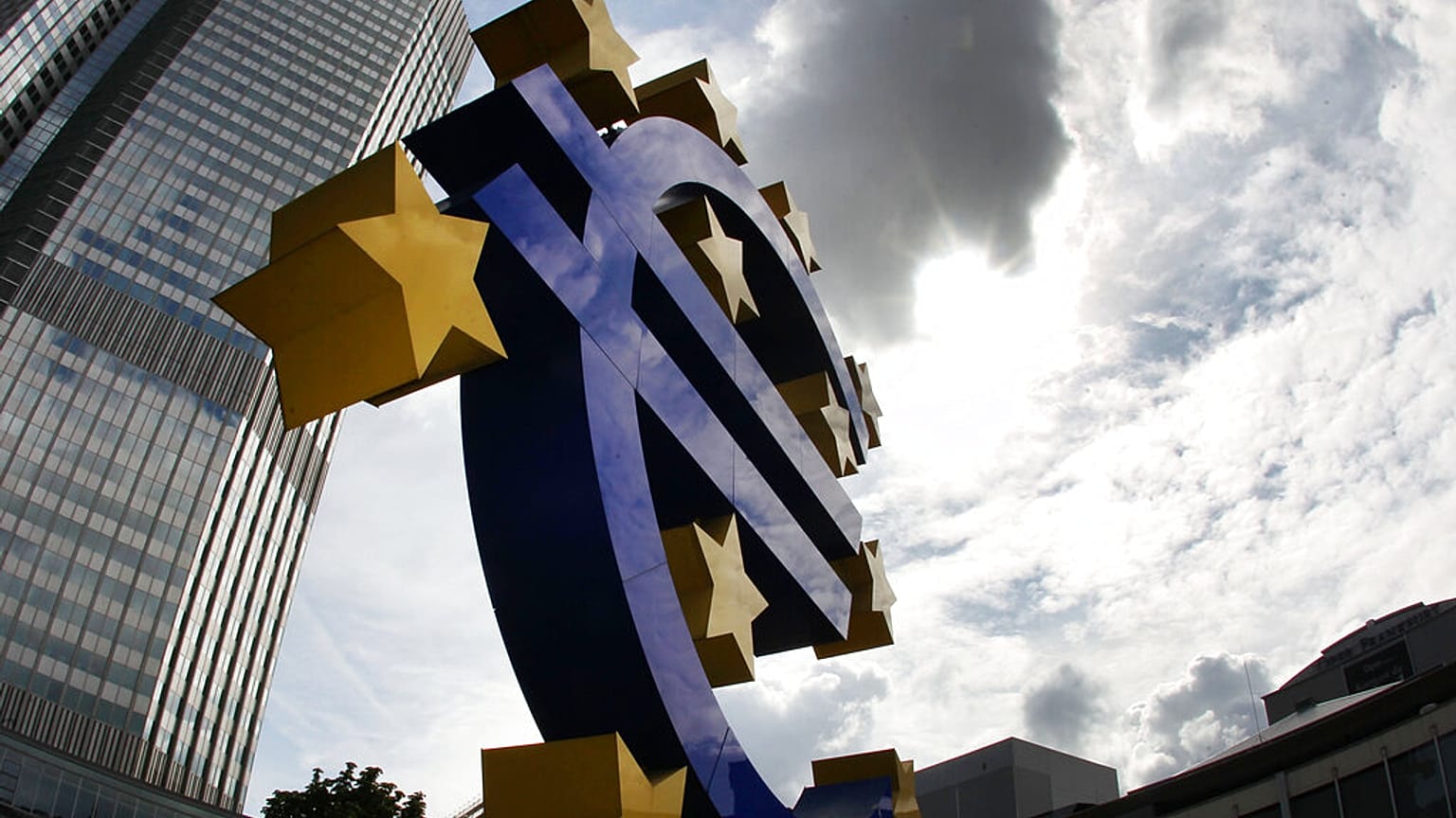 ARQUIVO - Nesta fotografia de arquivo de 31 de julho de 2012, a escultura do euro está em frente à sede do Banco Central Europeu, BCE, em Frankfurt