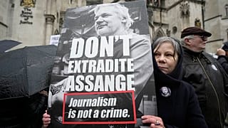 Cartel de una de las personas que protestan para que no se extradite a Assange
