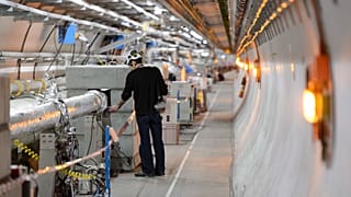 Ein Techniker arbeitet im LHC-Tunnel (Large Hadron Collider) des CERN, 2016.