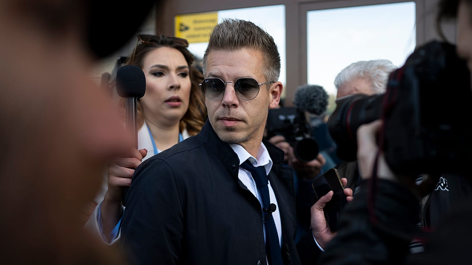 Ο πρώην μέλος της ουγγρικής κυβέρνησης Peter Magyar φτάνει στο γραφείο του εισαγγελέα στη Βουδαπέστη.