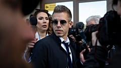 Ο πρώην μέλος της ουγγρικής κυβέρνησης Peter Magyar φτάνει στο γραφείο του εισαγγελέα στη Βουδαπέστη.