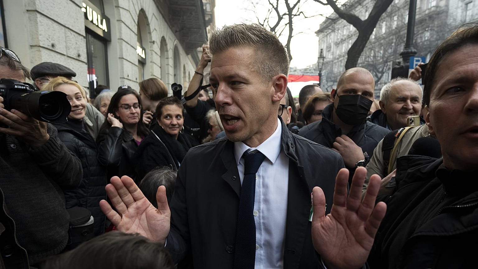 Magyar Péter a március 15-i zászlóbontásán