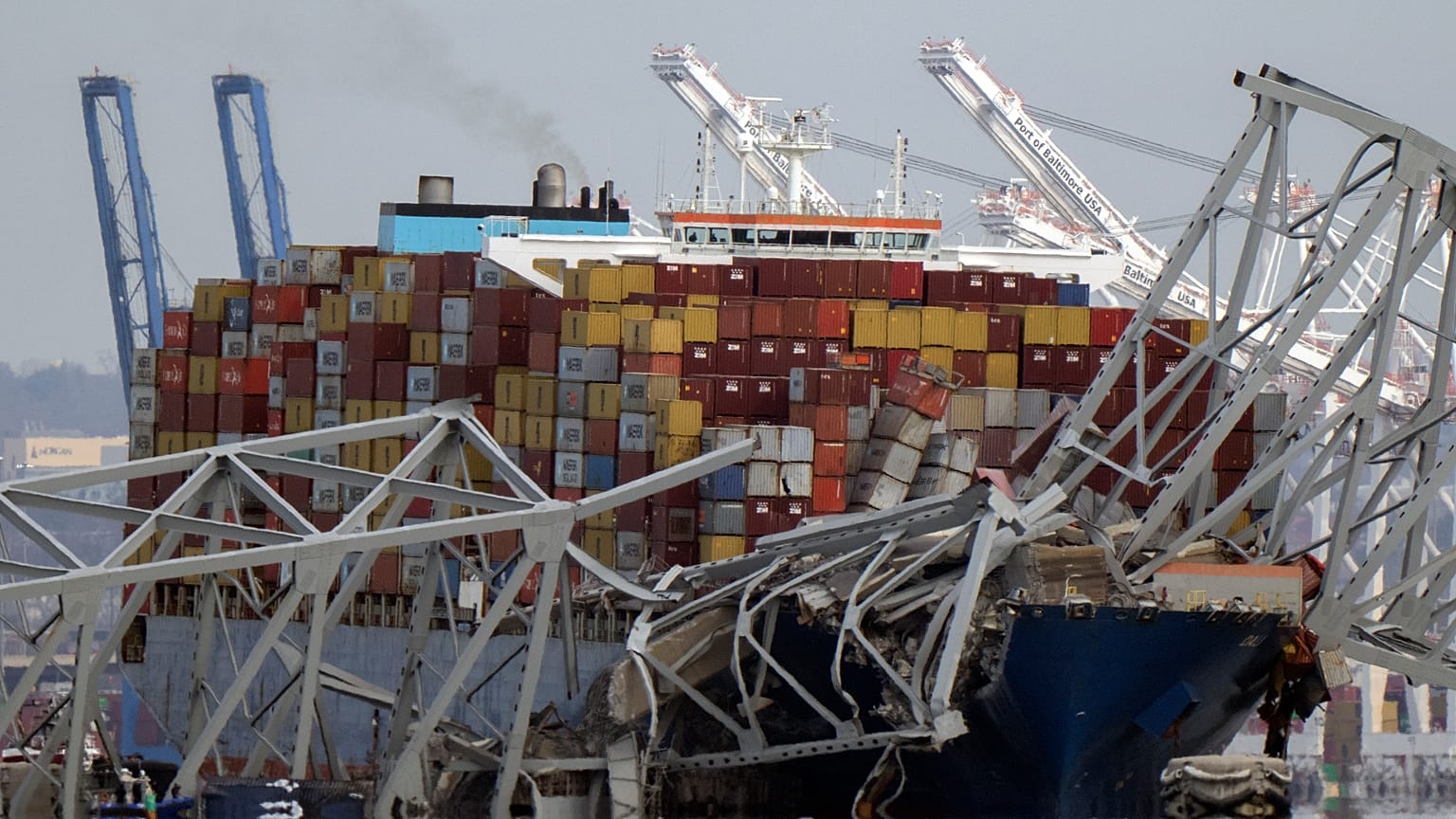 Un barco portacontenedores descansa sobre los restos del puente Francis Scott Key el martes 26 de marzo de 2024, visto desde Pasadena, Maryland.