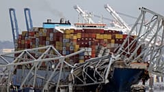 Un barco portacontenedores descansa sobre los restos del puente Francis Scott Key el martes 26 de marzo de 2024, visto desde Pasadena, Maryland.