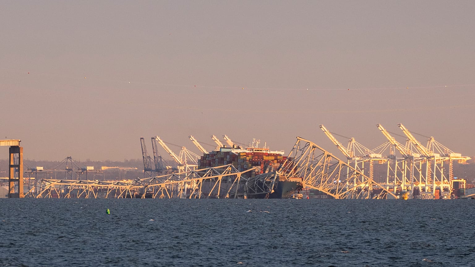 Navio que provocou a queda da maior ponte de Baltimore emitiu um sinal de emergência antes do embate
