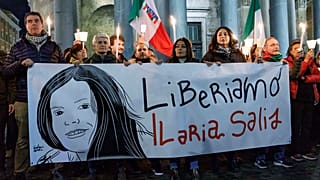 Tüntetők 2024. február 14-én, Rómában, a Pantheon emlékmű előtt egy transzparenst tartanak: "Kiszabadítjuk Ilaria Salist".