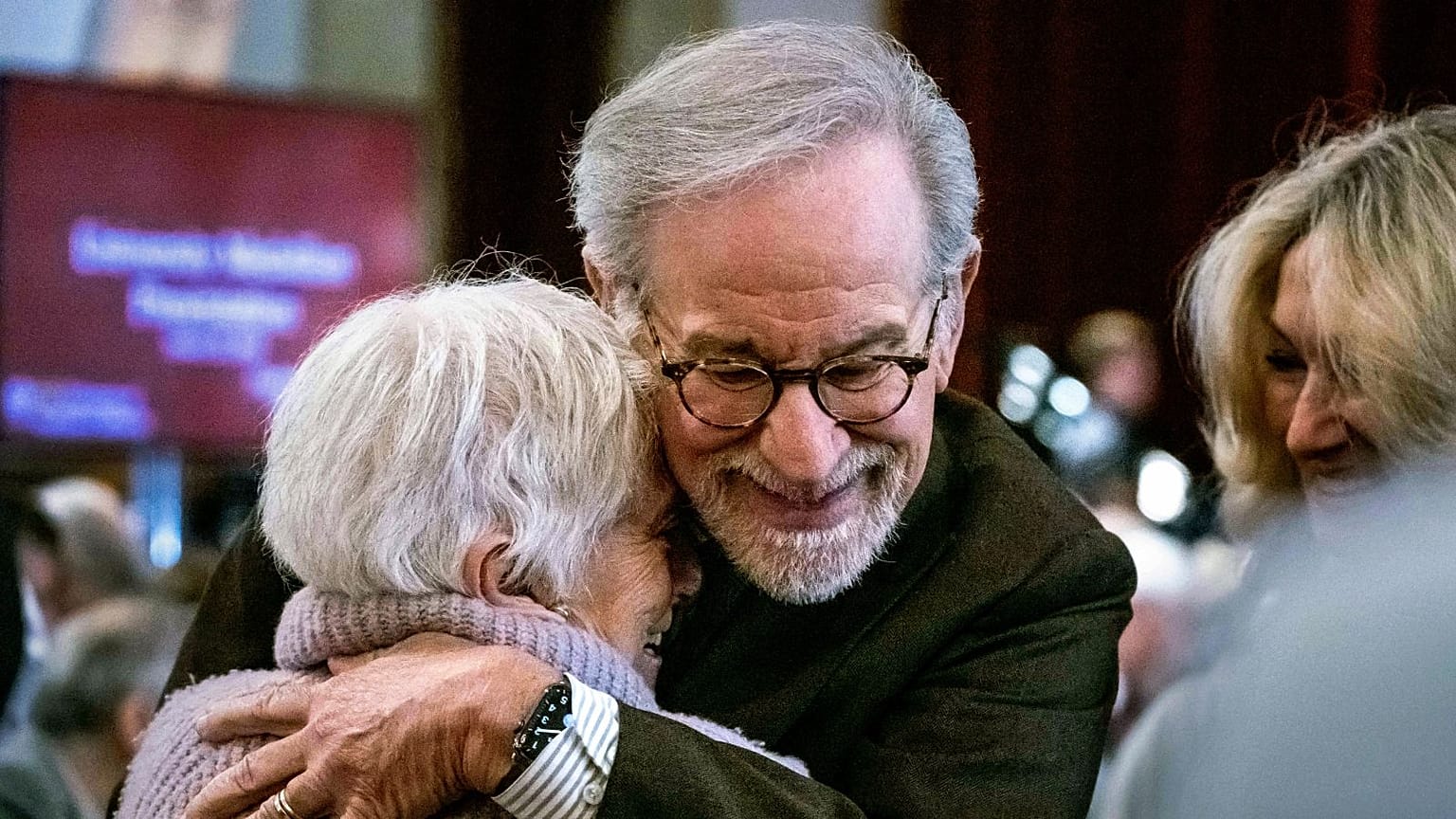 Steven Spielberg umarmt die Holocaust-Überlebende Daisy Miller aus Studio City, als sie eine Medaillenveranstaltung der University of Southern California besuchen 