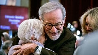 Steven Spielberg serre dans ses bras Daisy Miller, de Studio City, survivante de l'Holocauste, lors d'une remise de médailles à l'Université de Californie du Sud.