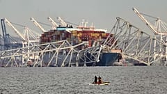 Teile der Francis-Scott-Key-Brücke stehen noch, nachdem ein Containerschiff mit einem der Brückenpfeiler kollidiert ist, Dienstag, 26. März 2024 in Baltimore.