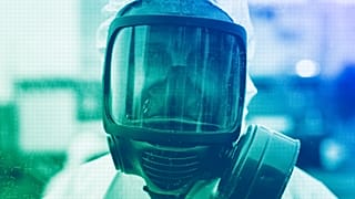 Украинский спасатель в костюме для защиты от радиации в Запорожье, чья атомная станция использует воду из Каховского водохранилища, июнь 2023 года
