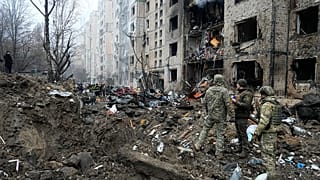 Bei russischen Luftangriffen auf Odessa sind 300 Wohnhäuser beschädigt worden. Zehn Menschen wurden verletzt.