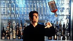 Tom Cruise avec un mocktail dans le film "Cocktail" de 1988 