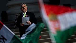 Il primo ministro ungherese, Viktor Orban, pronuncia un discorso sulla scalinata del Museo Nazionale di Budapest (15 marzo 2024)
