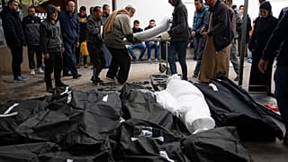 Ciudadanos palestinos lloran a sus familiares muertos en un bombardeo israelí de la Franja de Gaza, en la morgue de un hospital de Rafah, el martes 26 de marzo de 2024.