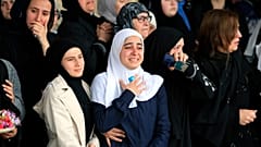 نساء يبكين خلال تشييع جنازة المسعفين الذين قتلوا في غارة جوية إسرائيلية على قرية الهبارية، جنوب لبنان، الأربعاء، 27 مارس/آذار 2024