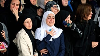 نساء يبكين خلال تشييع جنازة المسعفين الذين قتلوا في غارة جوية إسرائيلية على قرية الهبارية، جنوب لبنان، الأربعاء، 27 مارس/آذار 2024