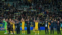 Das Nationalspieler der Ukraine feiern mit ihren Fans
