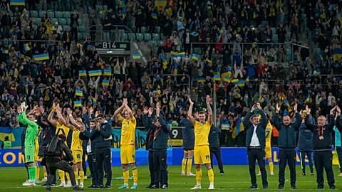 Das Nationalspieler der Ukraine feiern mit ihren Fans