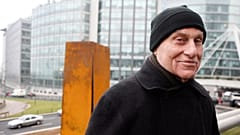 O famoso escultor americano Richard Serra posa em frente a "Slat", uma escultura em aço de 1984, após a sua reinstalação em La Defense, Paris, a 15 de dezembro de 2008.